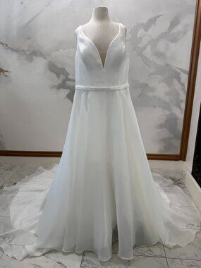 A-Line Wedding Dress Plunging V-Neck Low V-Back Buttons Pockets Ivory Size 24